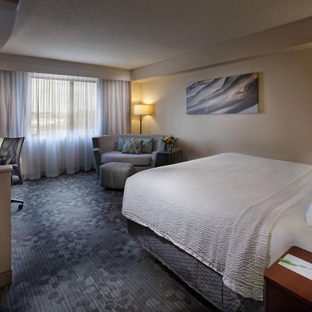 Courtyard By Marriott Файетвил Екстериор снимка
