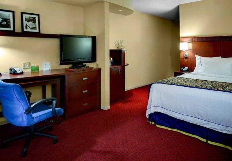 Courtyard By Marriott Файетвил Екстериор снимка