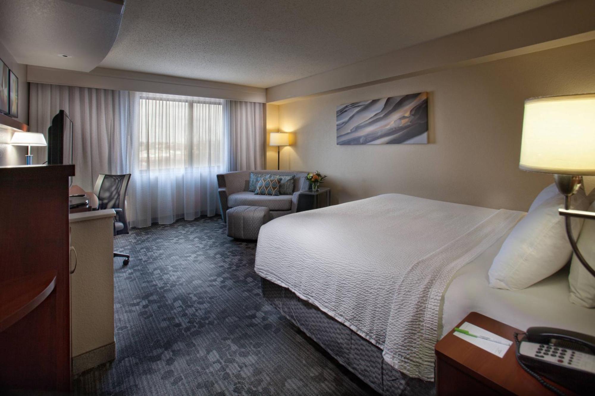 Courtyard By Marriott Файетвил Екстериор снимка