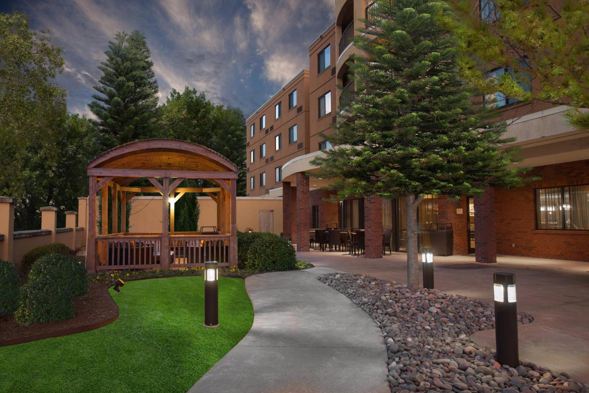 Courtyard By Marriott Файетвил Екстериор снимка