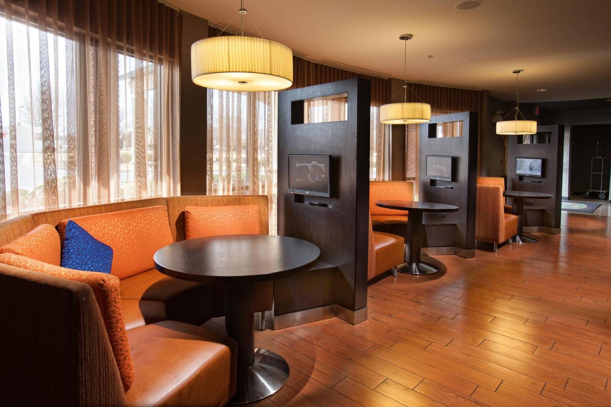Courtyard By Marriott Файетвил Екстериор снимка