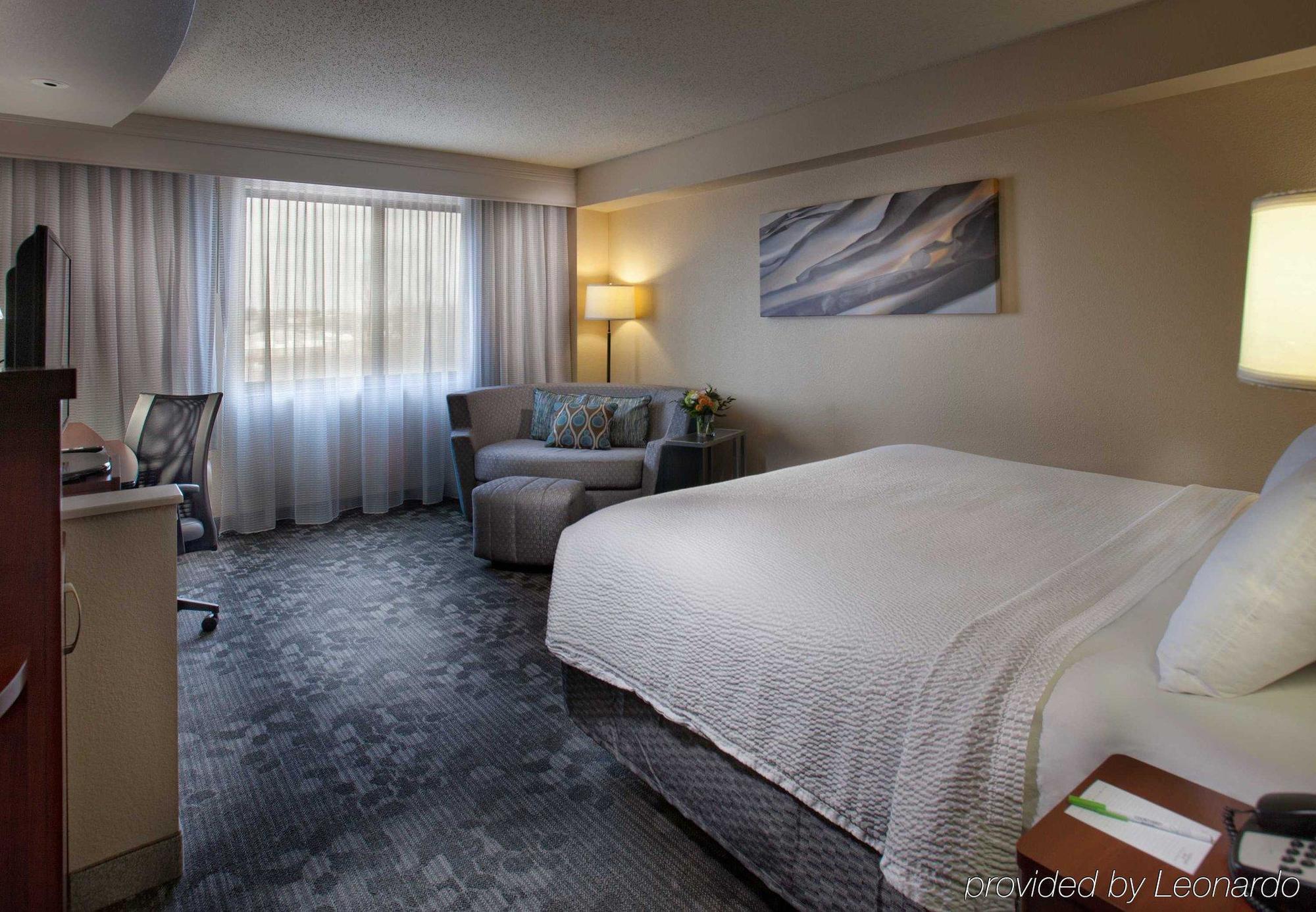 Courtyard By Marriott Файетвил Екстериор снимка